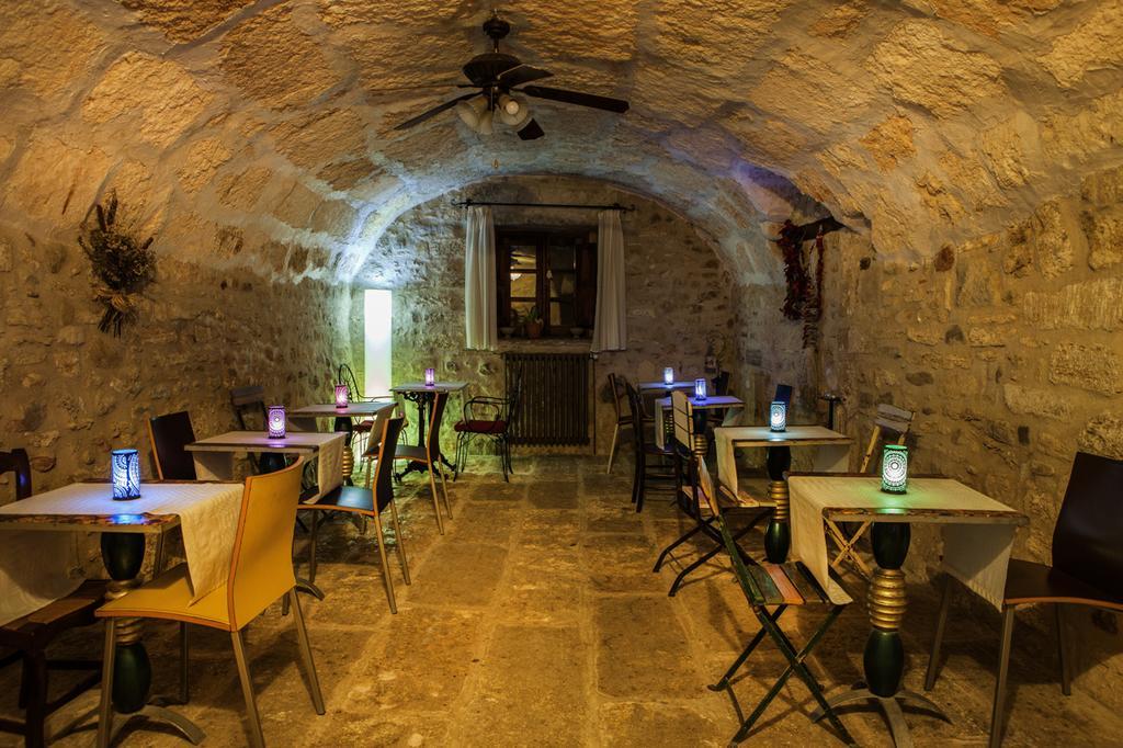 米尔爱丝特雷纳斯酒店 Cornellá de Terri 外观 照片